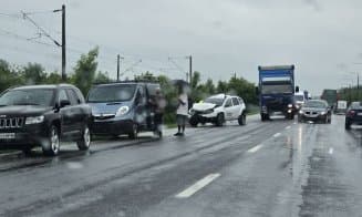  Coliziune în Lanț între Trei Mașini și un Camion Creează Aglomerație în Trafic