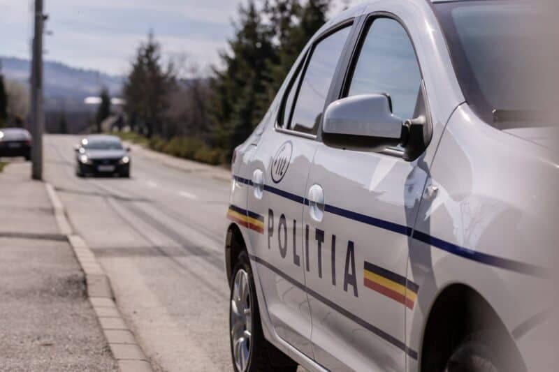 Motociclist grav rănit după coliziunea cu un autoturism pe DN1F, între Zalău și Cluj-Napoca, din cauza neatenției unui șofer