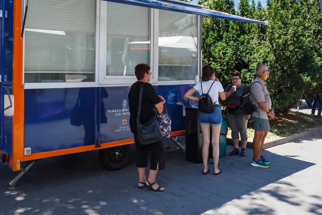 Primăria deschide puncte de hidratare cu apă potabilă și spații de odihnă în oraș