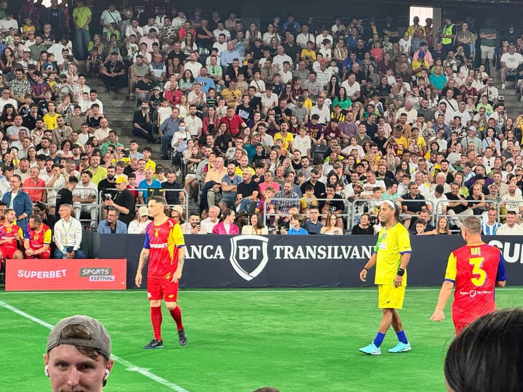  Sosire Glorioasă a lui Ronaldinho în BT Arena, Cluj - Entuziasm Maxim din Public la Meciul Demonstrativ împotriva Echipei României!