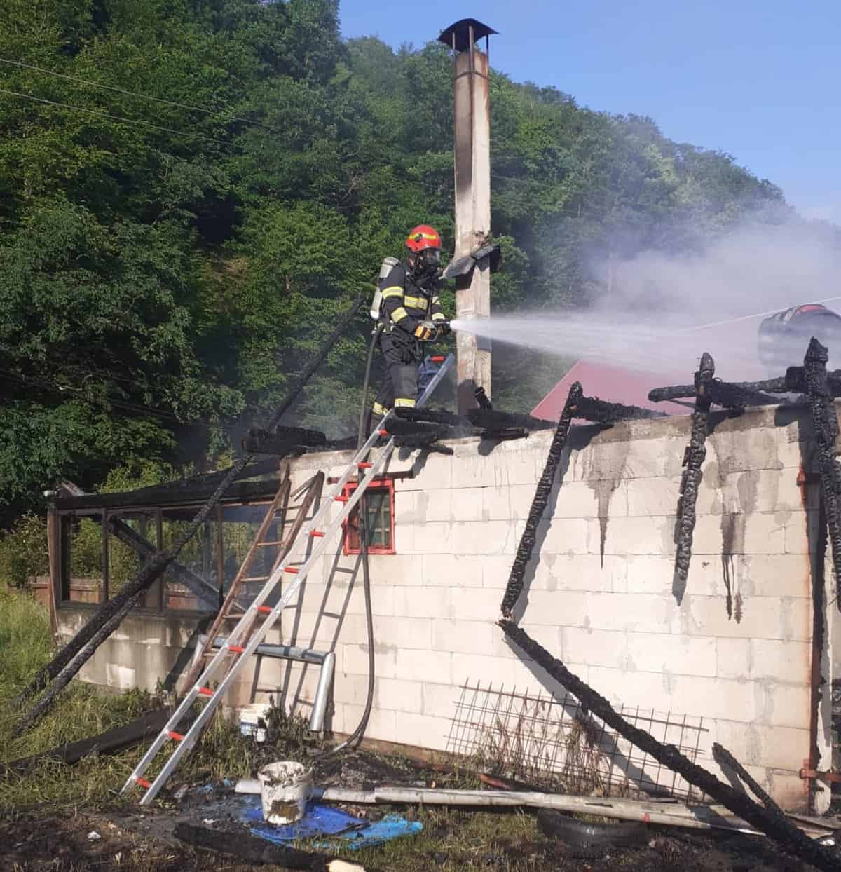  Flăcările devastează acoperișul unei anexe gospodărești