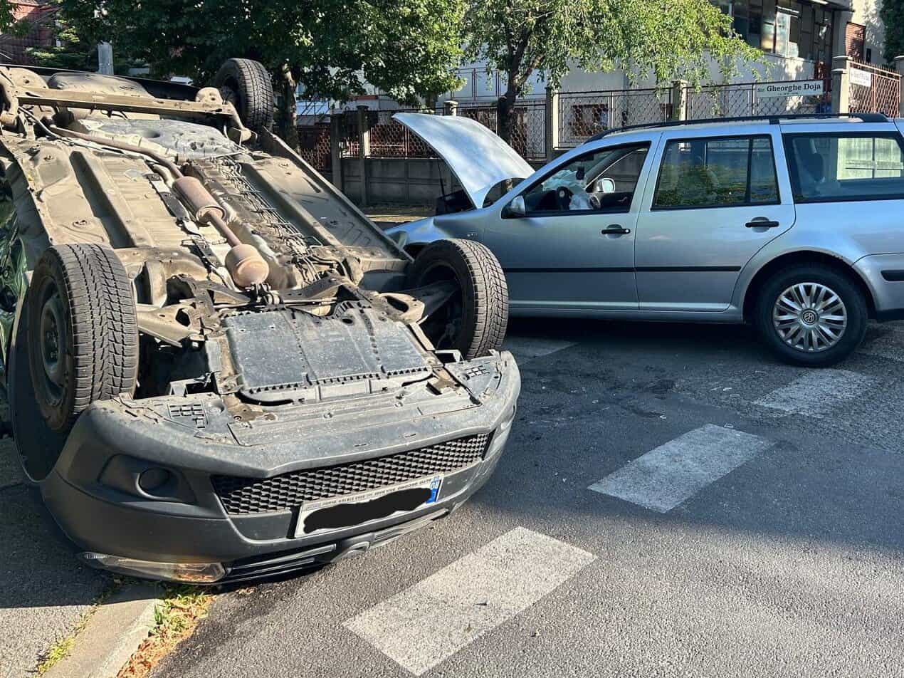 Mașină răsturnată, doi bărbați răniți și transportați la spital în Cluj-Napoca, pe străzile Gheorghe Doja și Iosif Vulcan