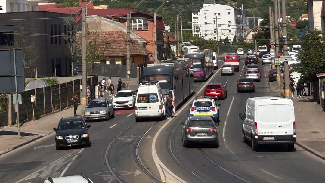O femeie de 69 de ani rănită într-un tramvai din Cluj-Napoca după o frână bruscă. Descoperă cum a ajuns la spital