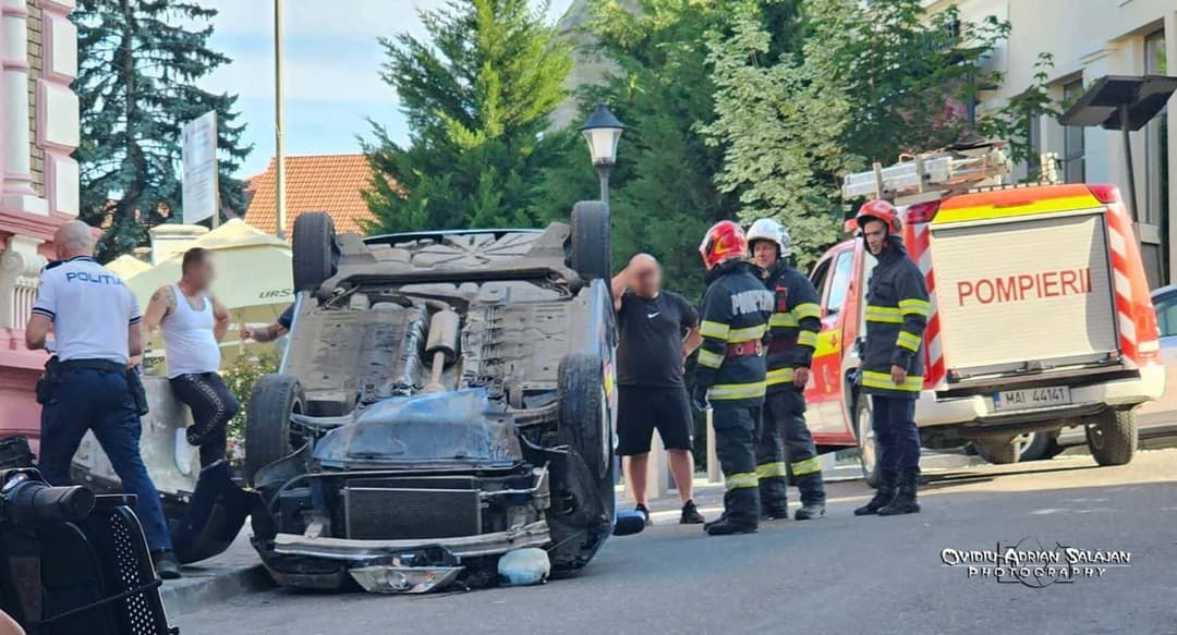 Mașină răsturnată, dar șoferii rămân nevătămați