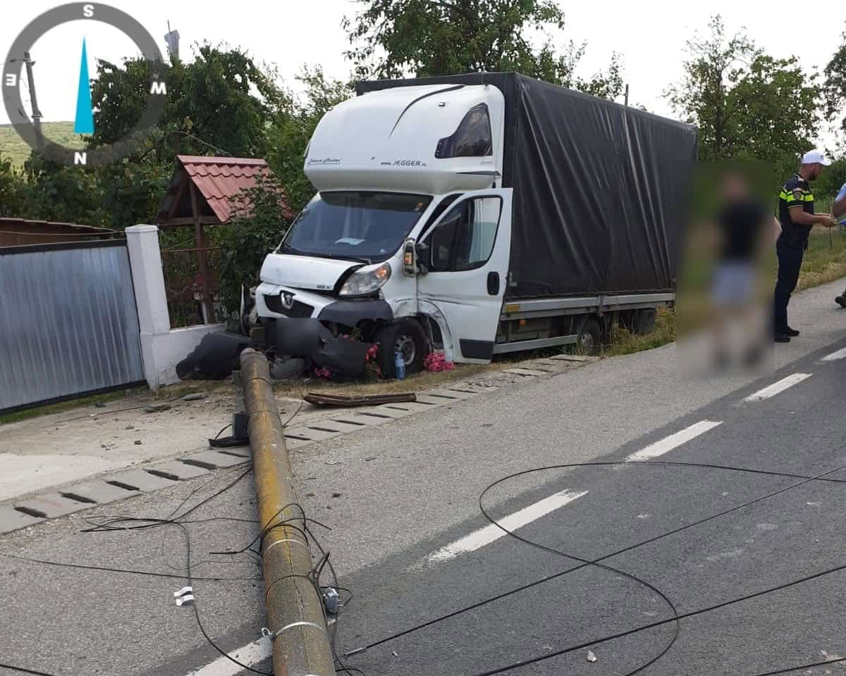 Șoferul, transportat de urgență la spital după accidentul rutier. Află detaliile intervenției pompierilor din Dej!