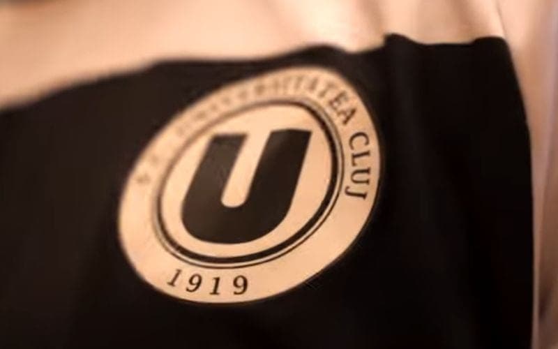 Universitatea Cluj a dezvăluit la Auditorium Maximum noile tricouri pentru sezonul 2025-2026. Descoperă surpriza specială de pe echipament!