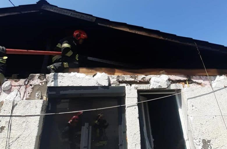 Flăcările Cuprind Două Locuințe și se Extind la Casa Vecină
