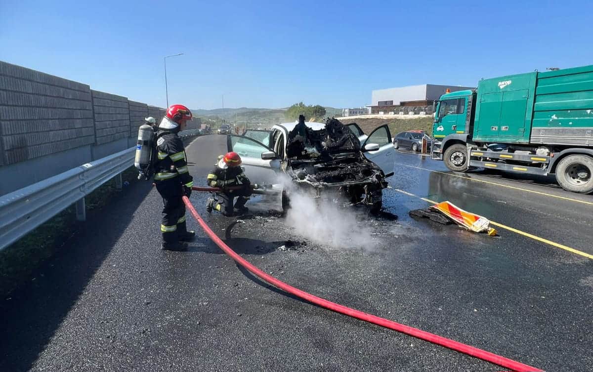 Muncitorii de pe șantier, primii la locul mașinii în flăcări - Intervenție urgentă a pompierilor