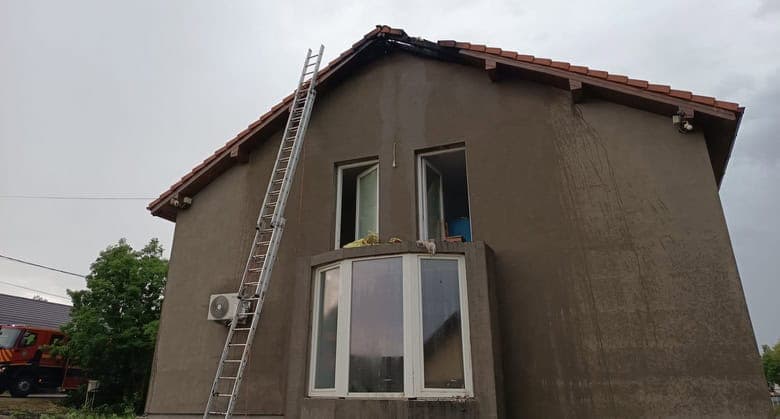 Incendiu Devastator la Bolduț! Trăsnetul Aprinde Acoperișul unei Case. Pompierii Intervin Rapid pentru Stingerea Flăcărilor.
