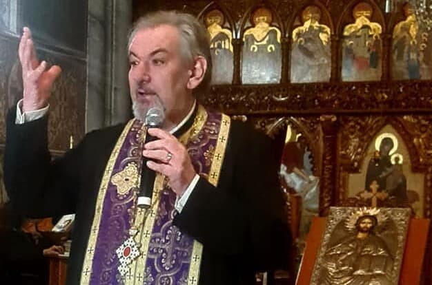 Părintele Ioan Chirilă, noul lider al Bibliotecii Academiei Cluj-Napoca, ales de UBB! Află ce urmează pentru instituție și cine i-a predat ștafeta.
