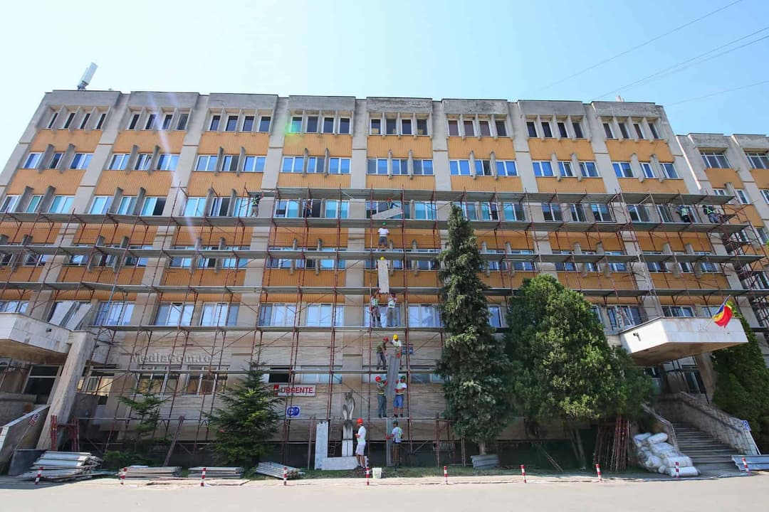Schelele montate marchează startul renovării energetice a Spitalului Municipal, spune primarul Matei, investiție crucială în domeniul sănătății