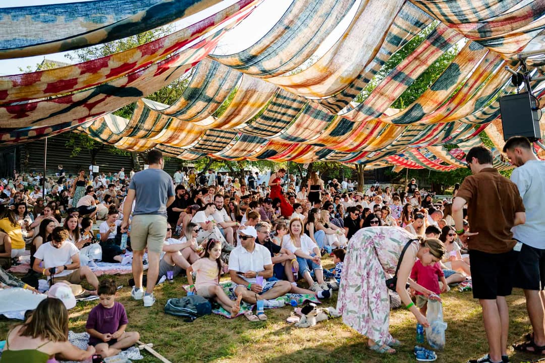 Instalația spectaculoasă Fluid, umbrelă naturală inovatoare UAD, răcorește vizitatorii la Cluj-Napoca