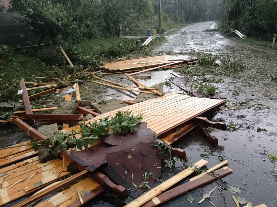 Intervenții masive ale pompierilor pentru arbori doborâți și acoperișuri smulse sub cod portocaliu de vreme severă.