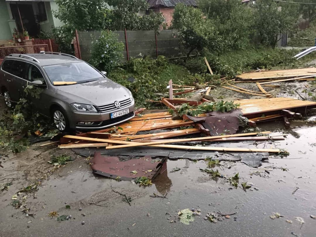 Vijelia a smuls un acoperiș, care s-a prăbușit peste mașini. Cod portocaliu de vreme severă în Cluj.