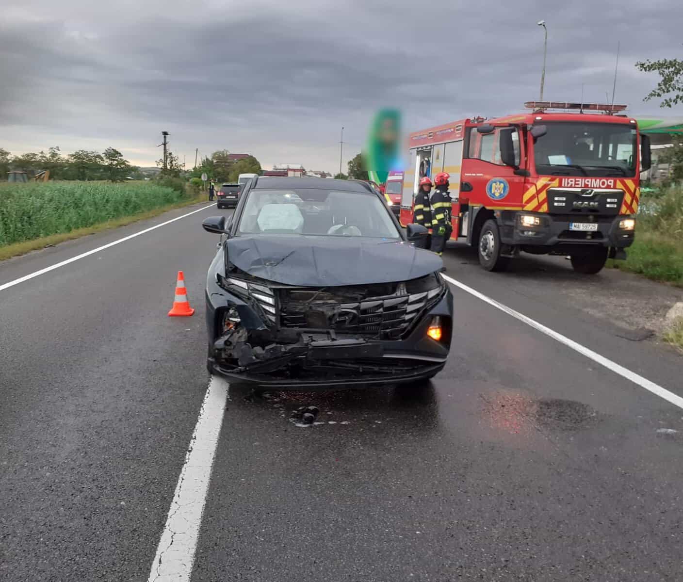 FOTO. Accident la ieșirea din Huedin implicând două mașini; o femeie de 45 de ani este transportată la spital