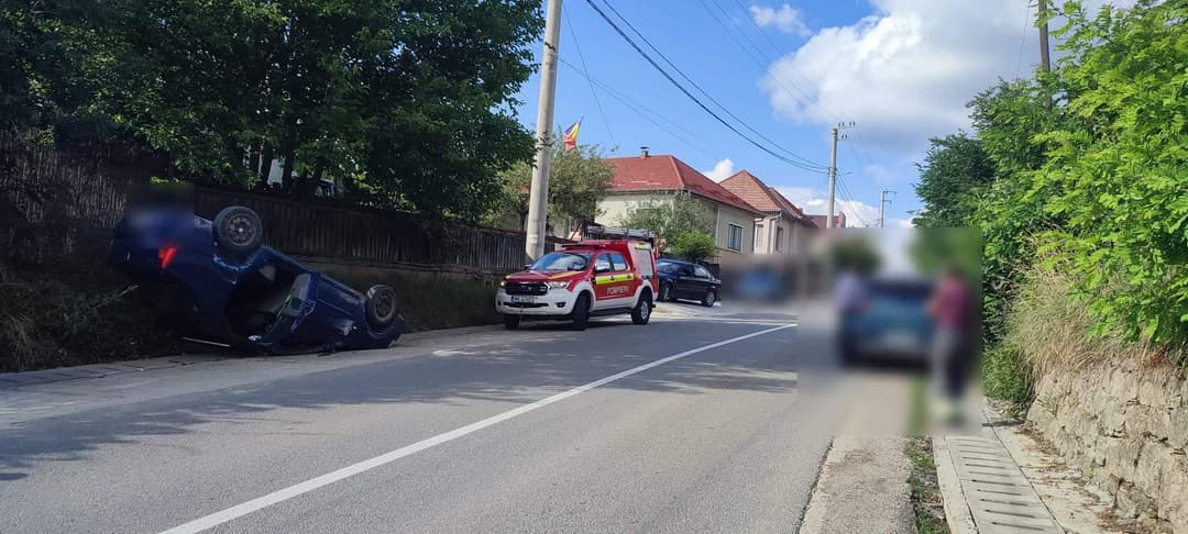 Două autoturisme implicate, un bărbat rănit transportat la spital. Află detalii despre intervenția rapidă a pompierilor clujeni!