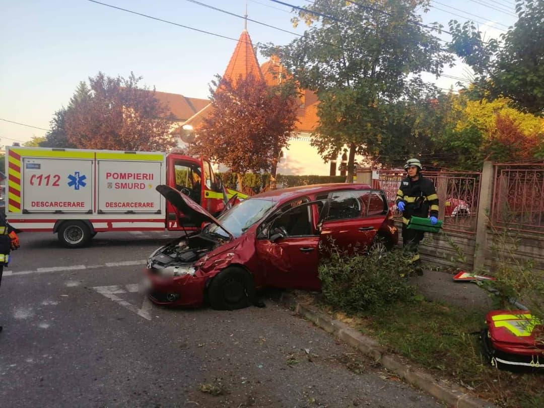 Două femei internate în spital după incidentul rutier.