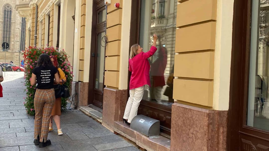 Geamul cu poezie la Cluj – Prefectul Maria Forna înscrie versuri de Horia Bădescu într-o toamnă fascinantă!