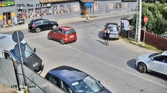 un pieton lovit, s-a ridicat și a fugit, ajungând ulterior la spital. Vezi imagini surprinzătoare!