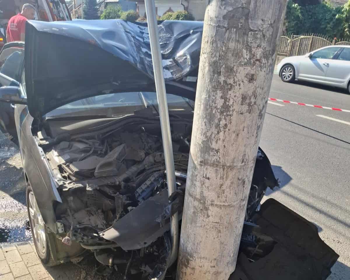 Șofer Pierde Controlul și Lovește un Stâlp; O Femeie de 41 de Ani, Transportată la Spital
