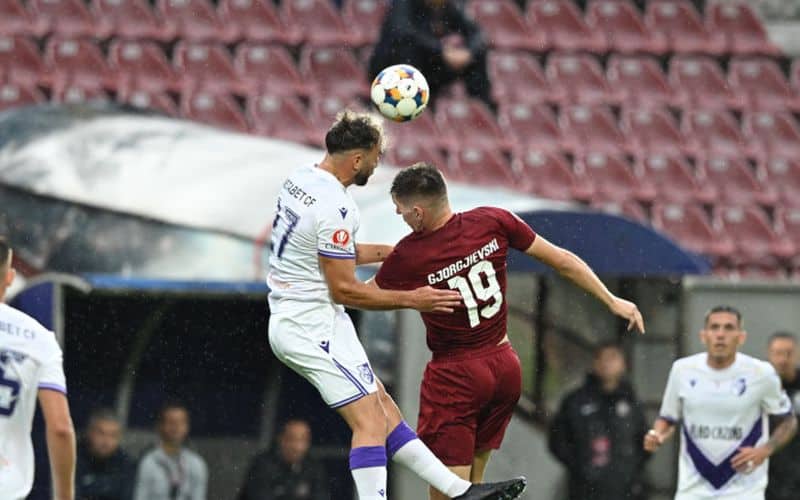 Fanii cei mai loiali au asistat la un stadion pe jumătate gol – FOTO