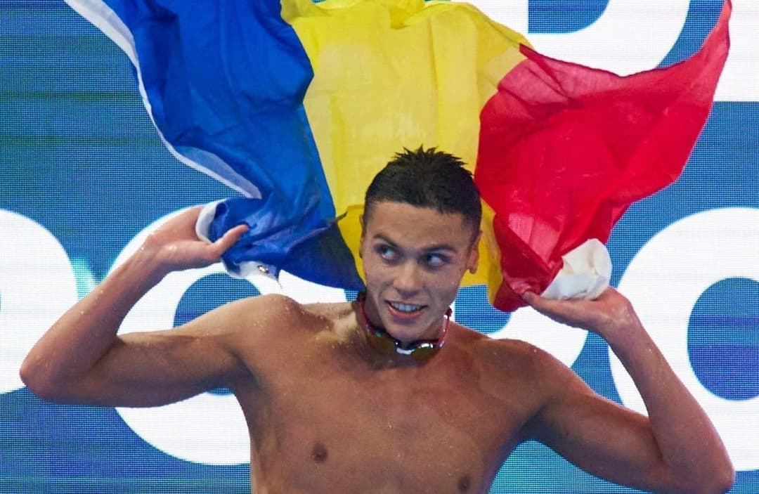 David Popovici, dublu campion la 100 m liber la Mondialele de la Singapore, stabilește recorduri europene și ale competiției