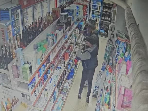 Doi Hoți Filmați Furând Fără Rușine Produse dintr-un Magazin de pe strada Septimiu Albini, Cluj-Napoca