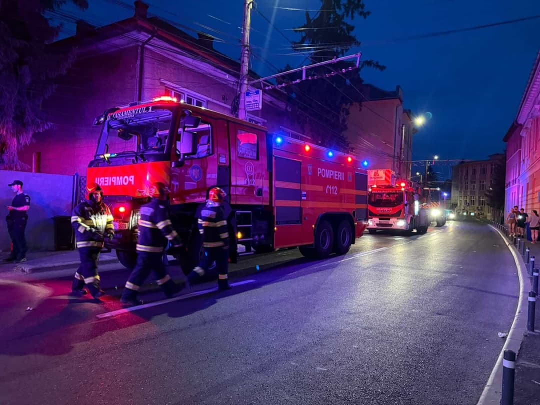 Mansarda în flăcări, femeie de 40 de ani rănită și transportată la spital