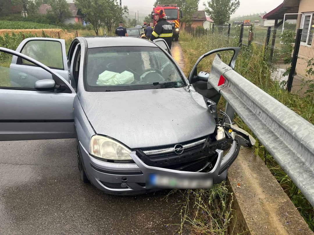 Mașină avariată și șofer spitalizat după intervenția rapidă a pompierilor din Gherla