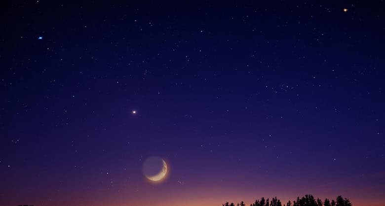 Spectacol cosmic de vară - Luna și Marte în conjuncție rară, însoțite de o ploaie de meteori spectaculoasă!