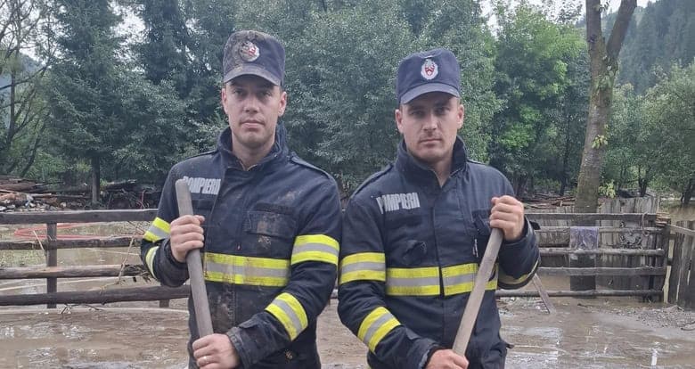 FOTO. Pompierii ISU Cluj, Tiberiu și Daniel, se întorc în Bucovina pentru a sprijini comunitatea afectată de inundații.