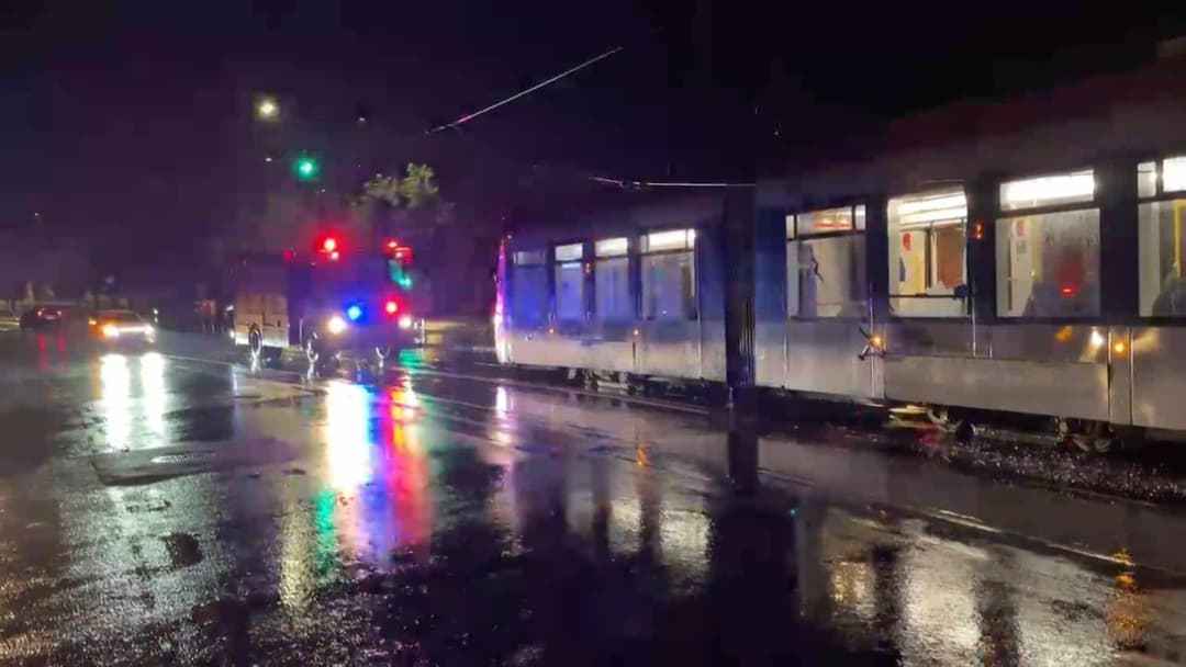 Incident dramatic în Cluj-Napoca – Cablu electric prăbușit peste un tramvai plin de călători pe Splaiul Independenței