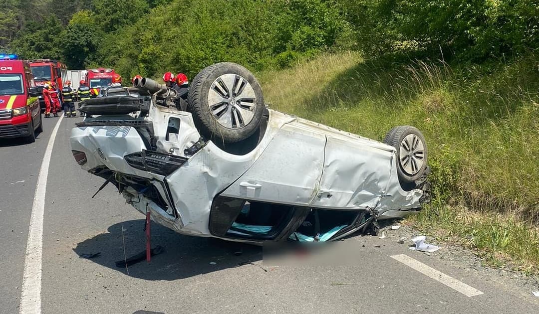 mașină răsturnată și victimă inconștientă intervenită de pompieri în Cluj-Napoca