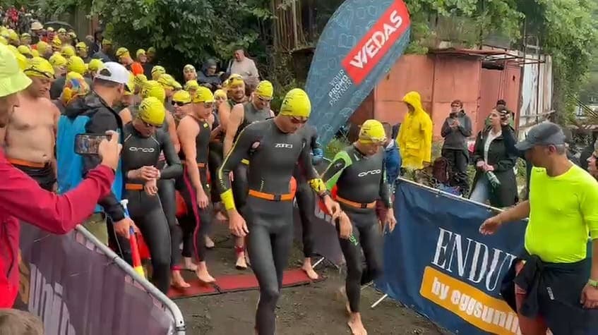 VIDEO. Traversarea Tarniței a început! Zeci de sportivi înfruntă provocarea înotului de 6.500 m și SUPărarea Tarniței în Cluj