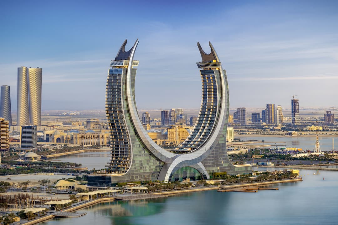 Experiențe orientale de lux: Zboară direct din Cluj-Napoca spre Doha, Qatar, cu charterele Karpaten Turism începând din iarna 2025.