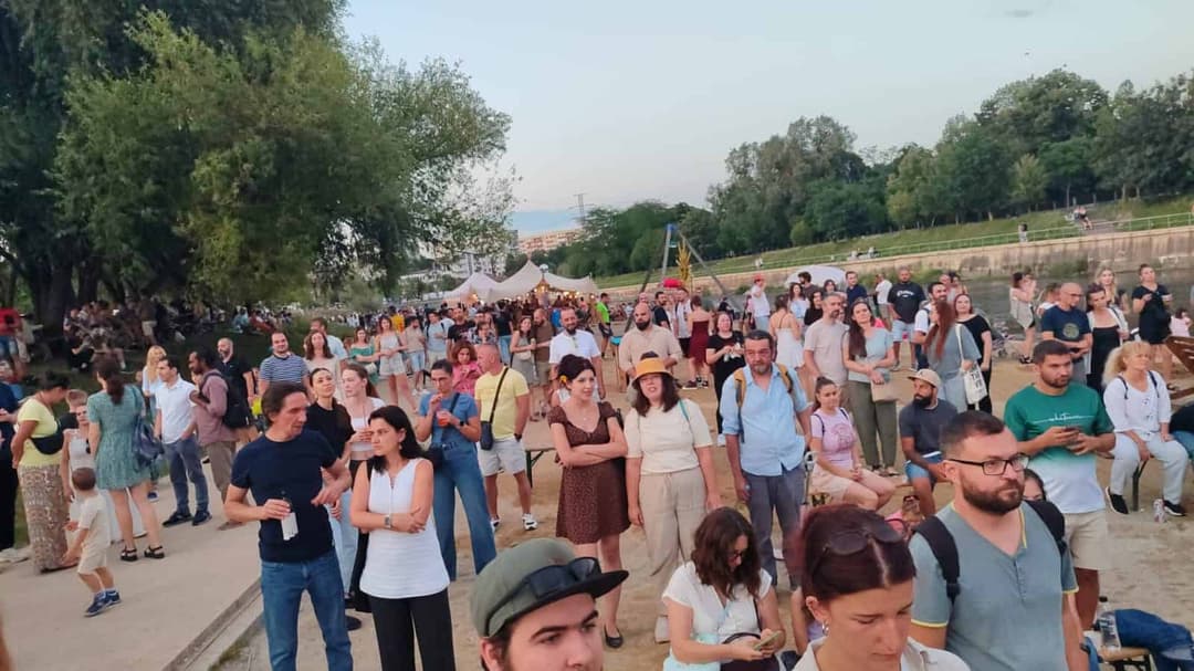 Atmosferă de vis și muzică bună la Vamos a la Playa pe Someș cu Mano&Gregor, în Grigorescu, Cluj-Napoca.