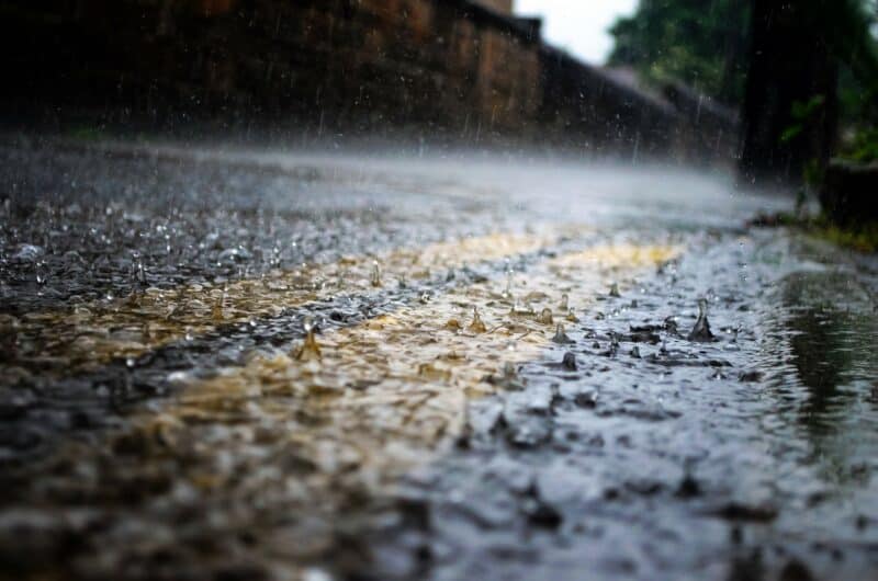  Temperaturile rămân scăzute și ploile persistă până la începutul lui iunie, avertizează meteorologii!