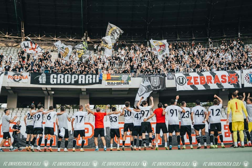 Universitatea Cluj triumfă în 10 oameni în fața lui Dinamo, scor 3-1, și păstrează speranțele pentru Europa!