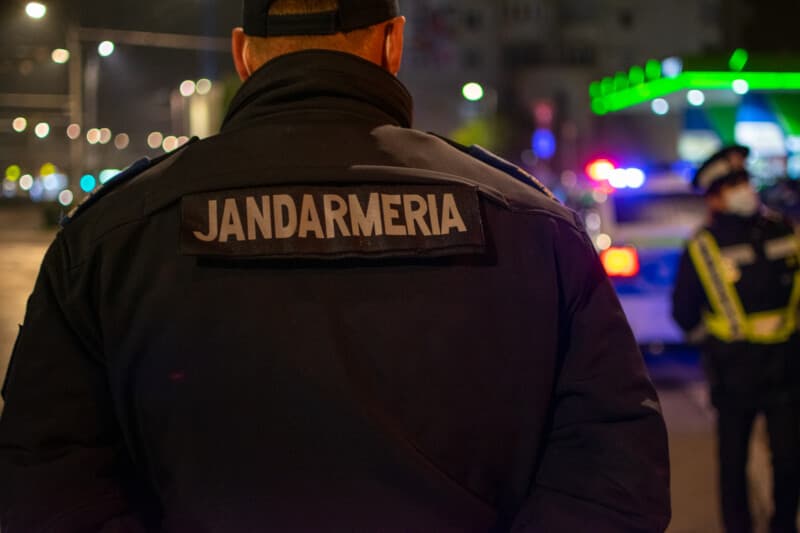  Jandarmii Intervin Rapid cu Spray Lacrimogen pentru Aplanarea Conflictului