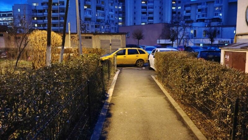 Ai grijă cum ridici ștergătoarele unei mașini parcate necorespunzător - Posibile consecințe legale! Află ce riști!