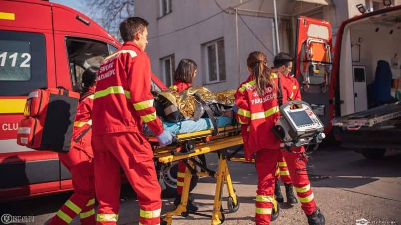 Motociclist rănit în coliziune cu un autoturism, intervenție de urgență a pompierilor și ambulantelor SMURD