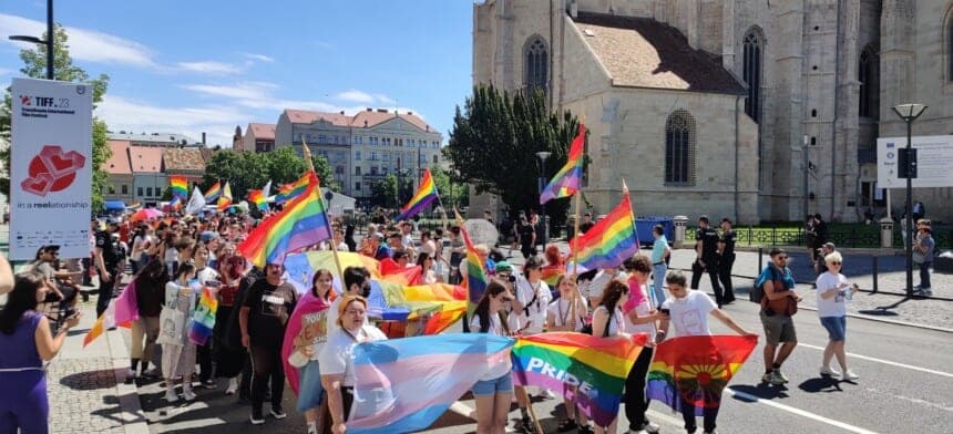  Marșul Pride Cluj din Iunie: Comunitatea LGBTQ+ Iese în Stradă pentru Drepturi Egale și Familia Inclusivă - Nu Mai E Loc de Amânare!