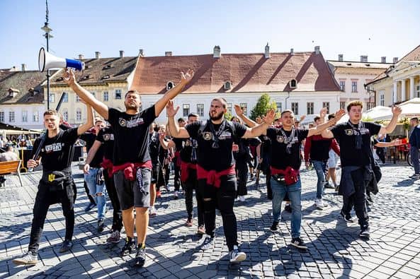 VIDEO. Fanii Universității Cluj Întâmpină Autocarul Echipei în Centru și Protestează pentru Mai Multe Bilete la Meciul din Gruia