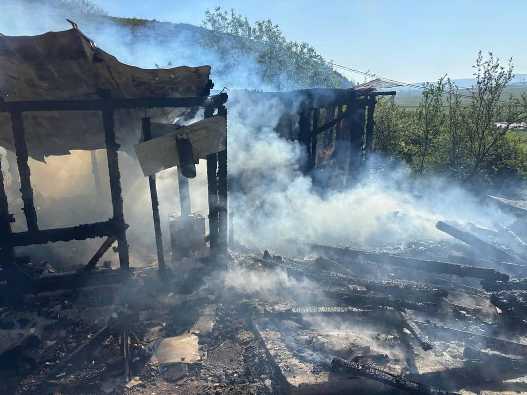  Casă din lemn mistuită de flăcări în Turda, femeie afectată de panică. Pompierii se confruntă cu accesul dificil în zona Hărcana.
