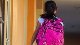  acuzată de agresarea și umilirea unei eleve de 10 ani în fața colegilor săi.