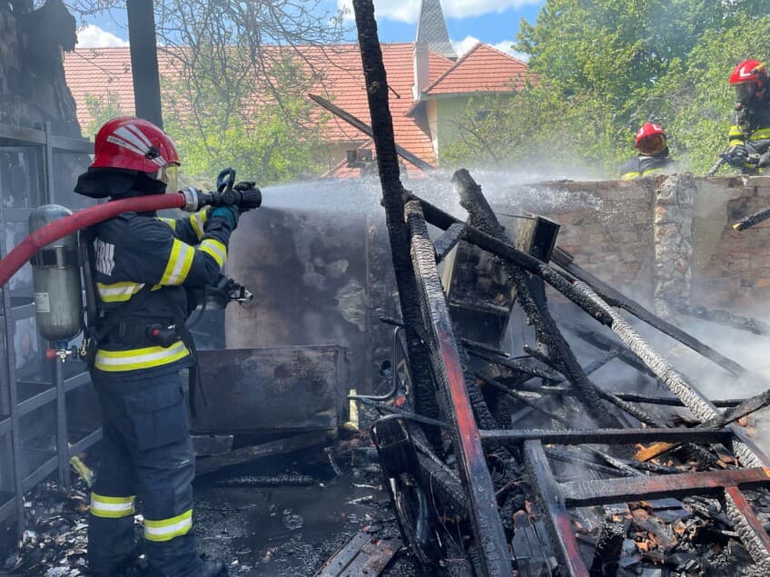  Garaj cuprins de Flăcări, Extinde Haosul la Locuințe – O Femeie în Panică Salvata de Pompieri!
