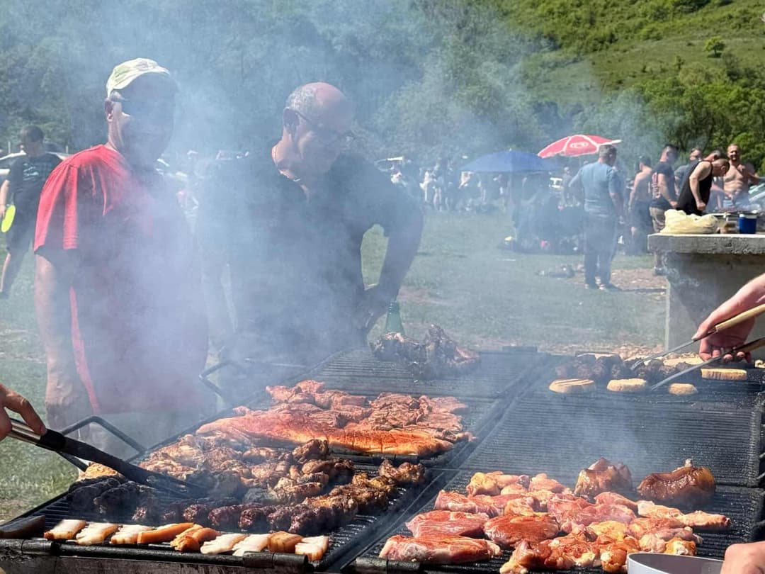  Clujenii sărbătoresc Ziua Muncii cu micii sfârâind pe grătarele de la Sfântul Ion