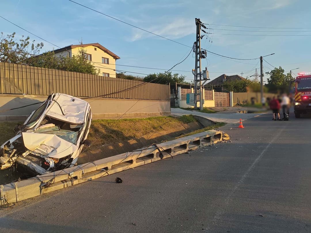  Mașină în Coliziune cu un Stâlp de Electricitate. Doi Tineri Grav Răniți, Transportați de Urgență la Spital! Află Mai Multe La Cluj24.ro.