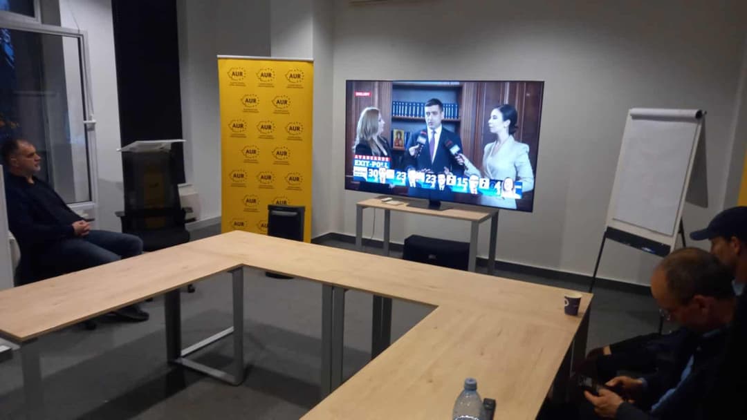  Entuziasm și sărbătoare cu vin spumant la AUR Cluj, dar cu prudență în privința rezultatelor finale