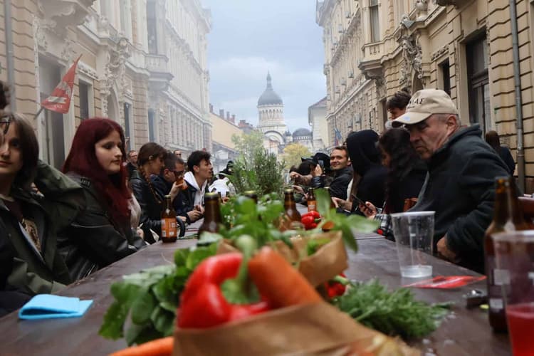 Clujenii savurează Midnight Snack pe strada Iuliu Maniu, neînfricați de ploaie, de Zilele Clujului - O experiență culinară de neuitat!